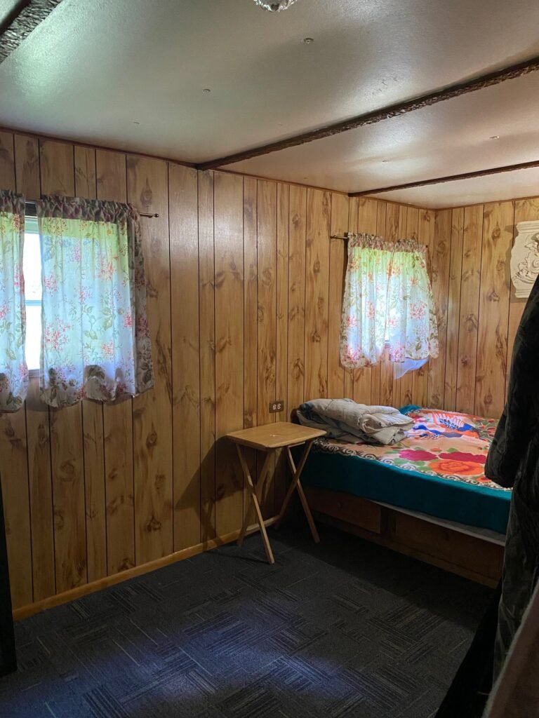 بدلاً من هدم المنزل المتنقل ، قرر كاي تجديده وإضافته إلى الهيكل الحالي.