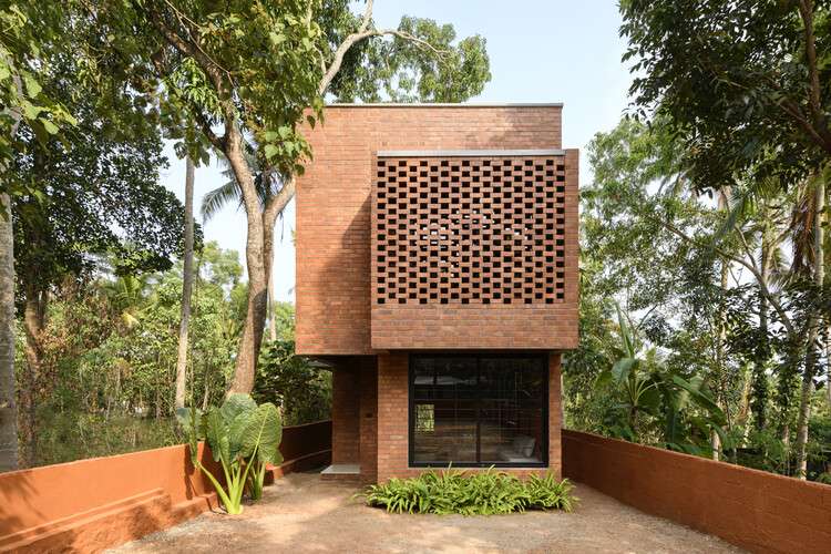 Narrow Brick House / Srijit Srinivas - فنانون ، © Justin Sebastian