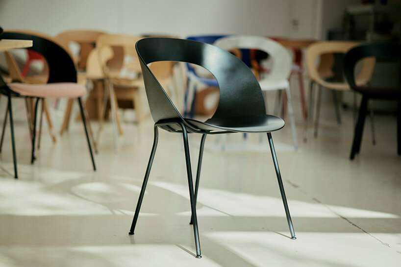 يميز برونر وستيفان ديز كرسي مودرا بمسند ظهر منحني