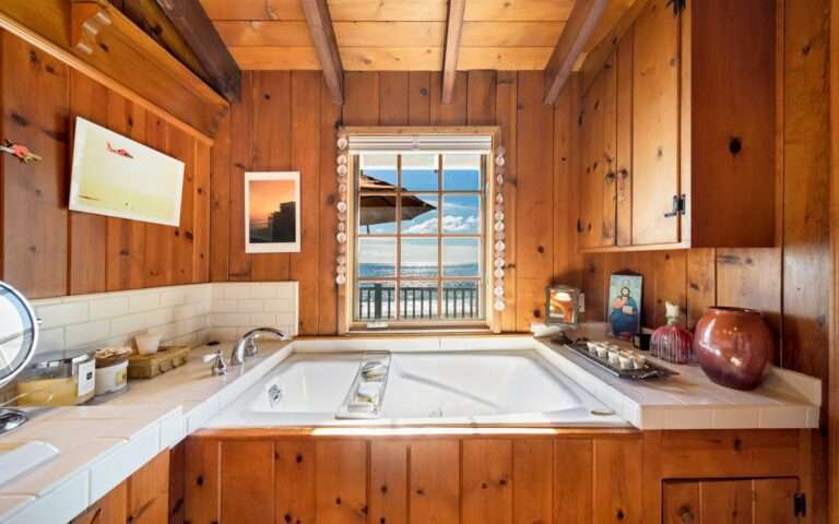 أحد الحمامات الثلاثية النصفية.