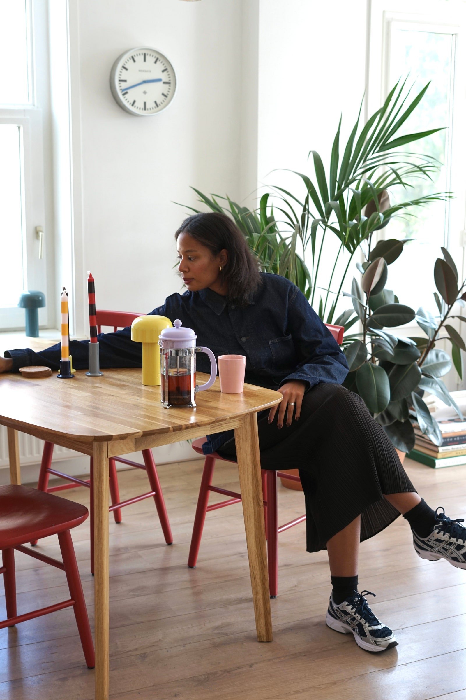 ربما تحتوي الصورة على أثاث ، كرسي ، أحذية ، ملابس ، أحذية ، ملابس ، شخص بشري ، جلوس ، طاولة مطعم ، وخشب