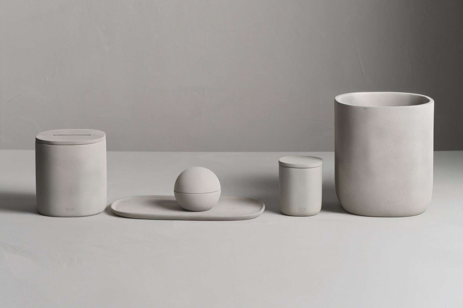 تشتمل تشكيلة منتجات SKKN by Kim على صينية زينة وحاوية مستديرة وعلبة وعلبة مناديل وسلة نفايات.