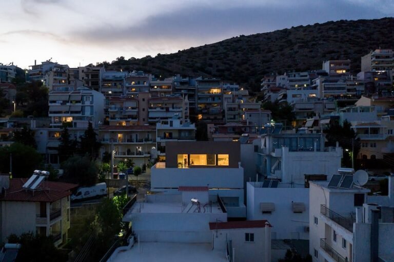 The flying box, Upper level extension // Myrto Kiourti