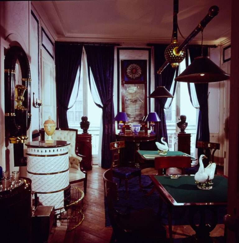 موقد من البورسلين من القرن الثامن عشر يسخن غرفة الألعاب بمصباح بلياردو Directoire ذو المينا الزرقاء النادر.