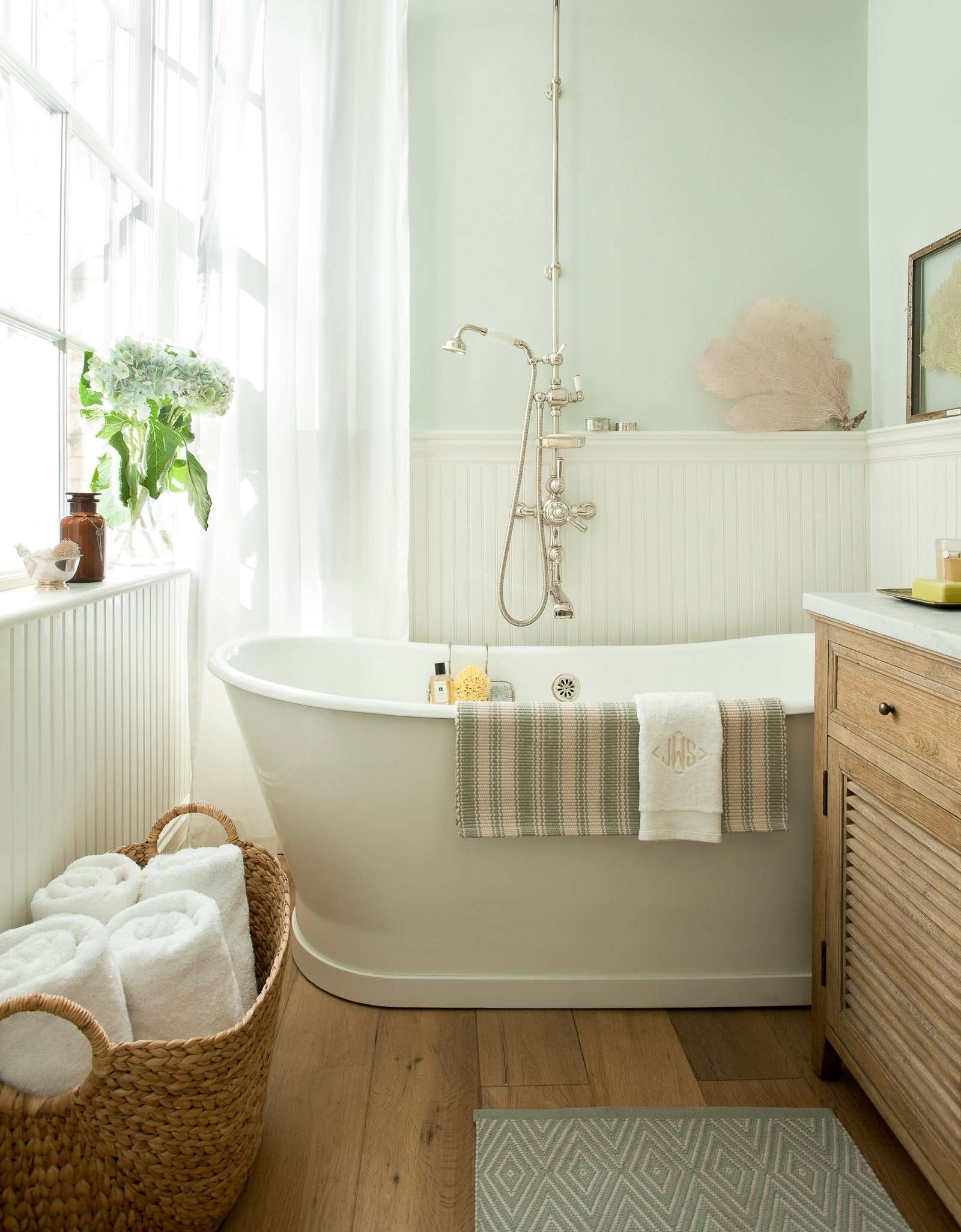 قد تحتوي هذه الصورة على Tub Bathtub Inoors Room Interior Design and Bathroom