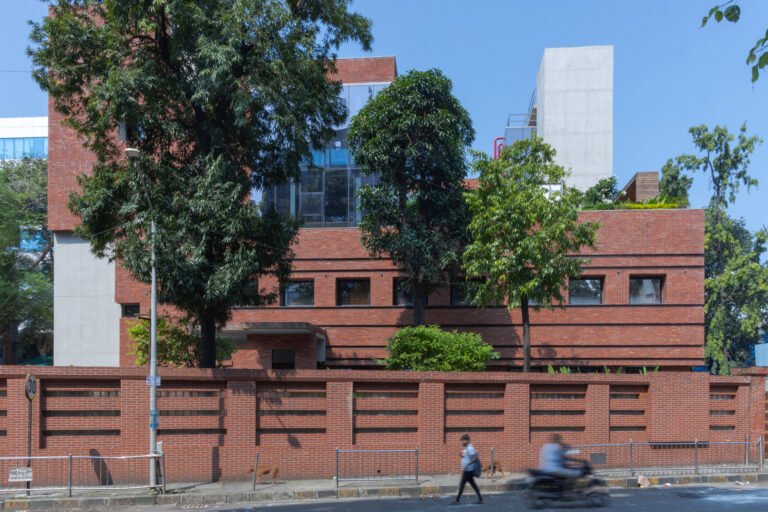 D10 Corporate House / Saransh