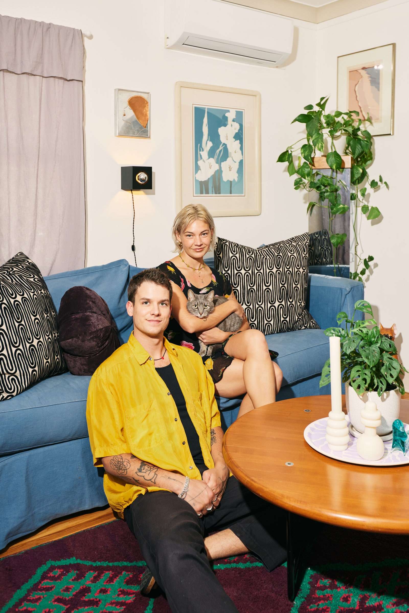 كلوديا تتسكع مع قطتها وشريكتها في غرفة المعيشة.