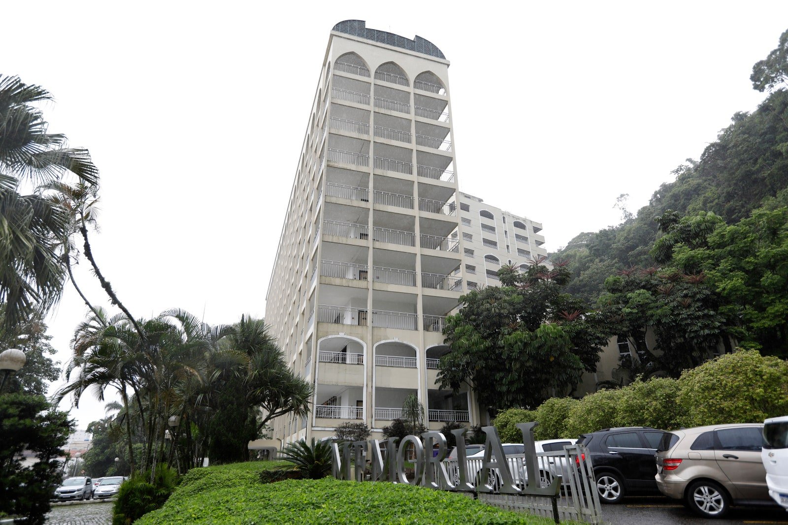 يعد Memorial Necrópole Ecumênica حيث تم وضع بيل للراحة أطول مقبرة في العالم.