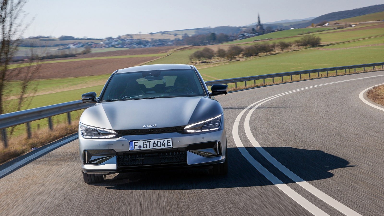 قيادة السيارة على الطريق