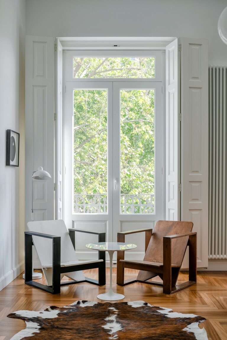 في غرفة المعيشة كان هناك كرسيان بذراعين هدية من المصممة نوريا مينويو.