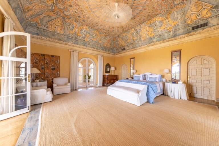 غرفة نوم بجدران صفراء وسقف مطلي