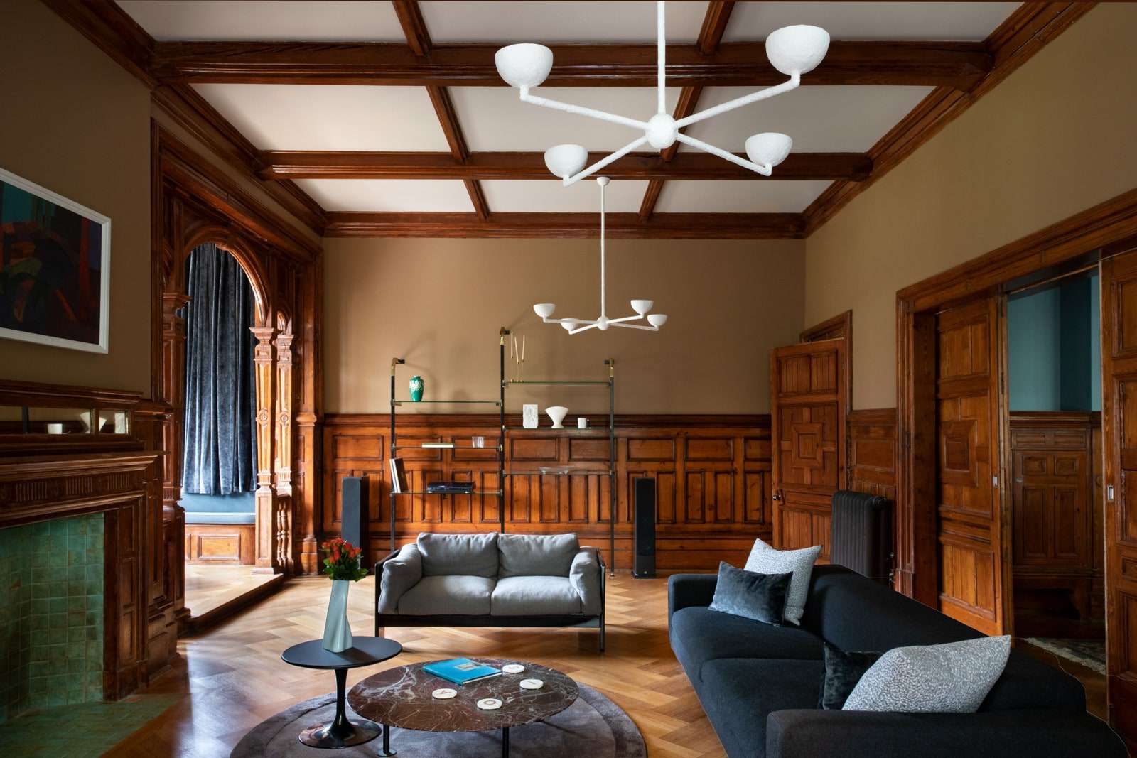 قد تحتوي الصورة على جهاز ومروحة سقف وأريكة لغرفة المعيشة