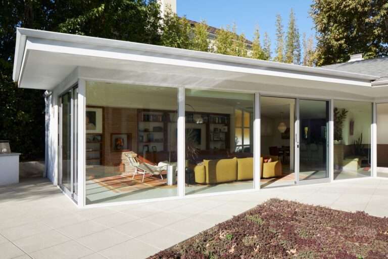 من المقعد المدمج بجانب المدفأة إلى الأريكة الفخمة في غرفة المعيشة ، كل جزء من المنزل مليء ...