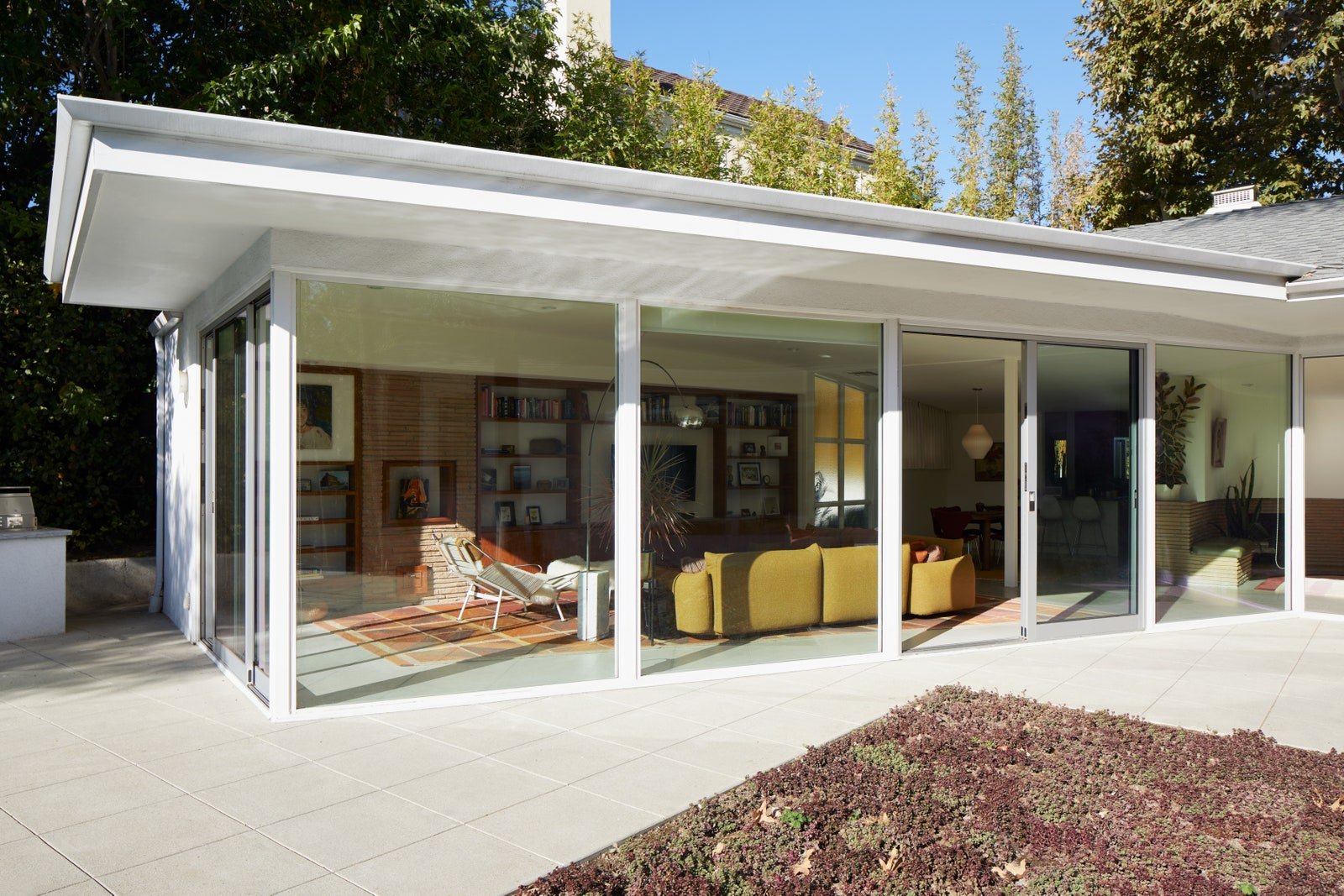 من المقعد المدمج بجانب المدفأة إلى الأريكة الفخمة في غرفة المعيشة ، كل جزء من المنزل مليء ...