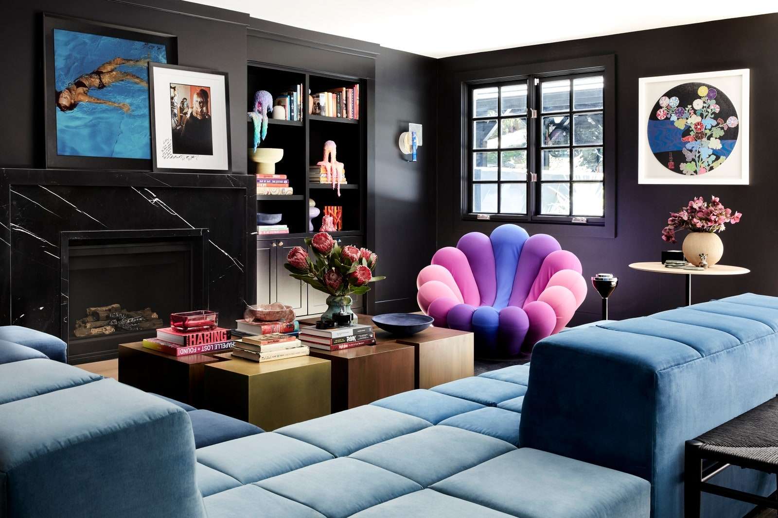 غرفة معيشة سوداء مع كرسي وردي وأرجواني