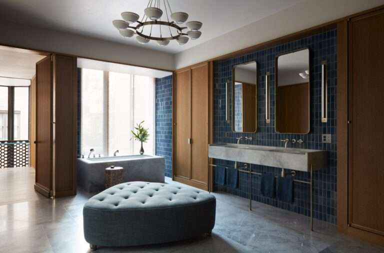 مقعد دائري للحمام في مقصورة الدش الأوسط المزدوجة