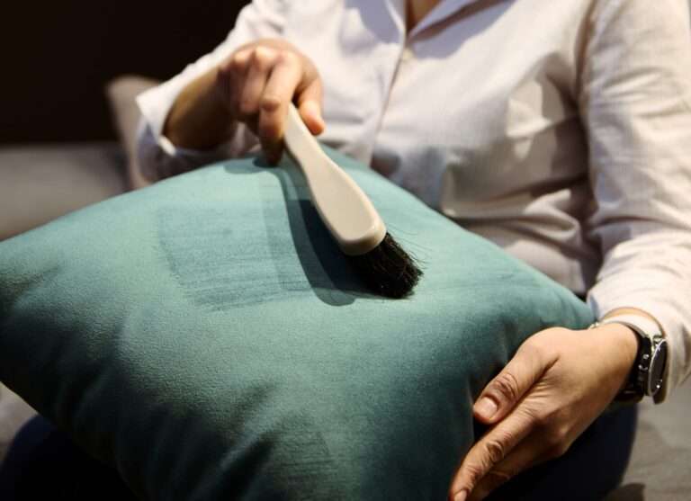 يمكن لفرشاة التنجيد المخملية استعادة لمعان النسيج.