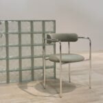 مقاعد الألمنيوم المنحنية من قبل Friends amp Founders.