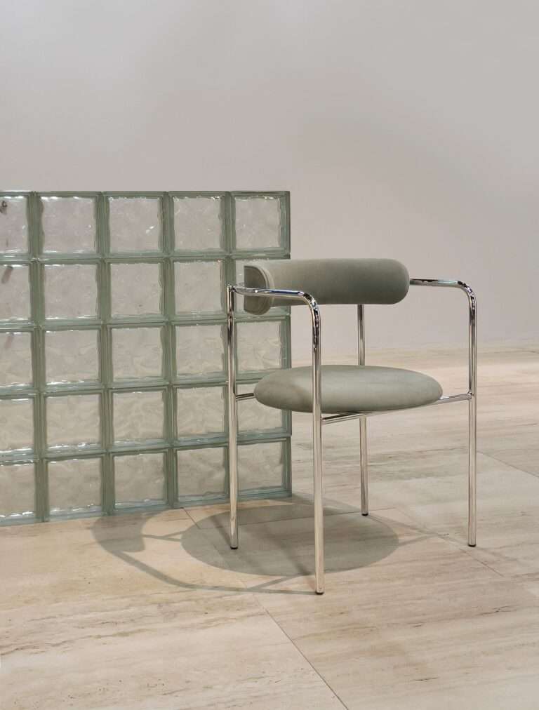 مقاعد الألمنيوم المنحنية من قبل Friends amp Founders.