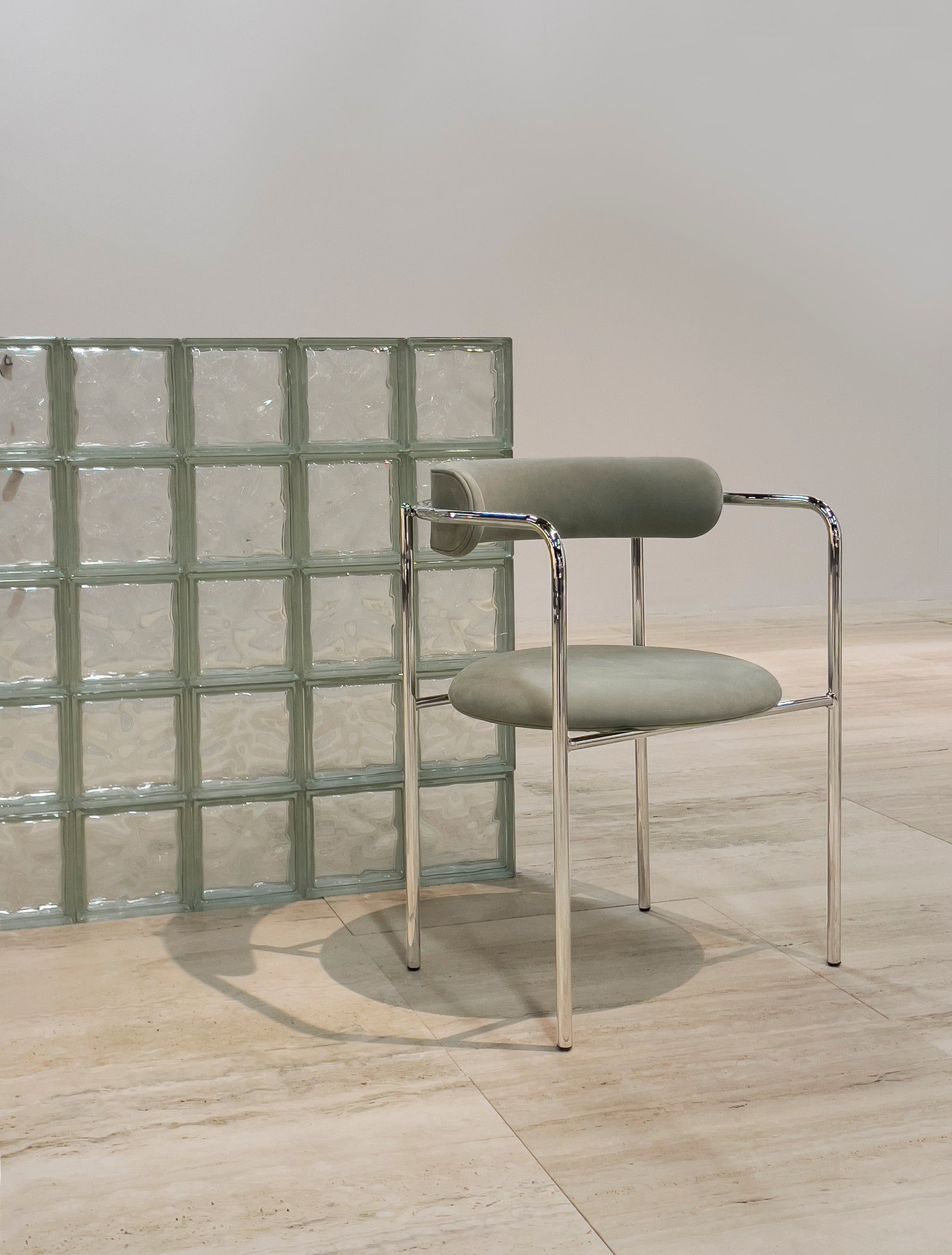 مقاعد الألمنيوم المنحنية من قبل Friends amp Founders.