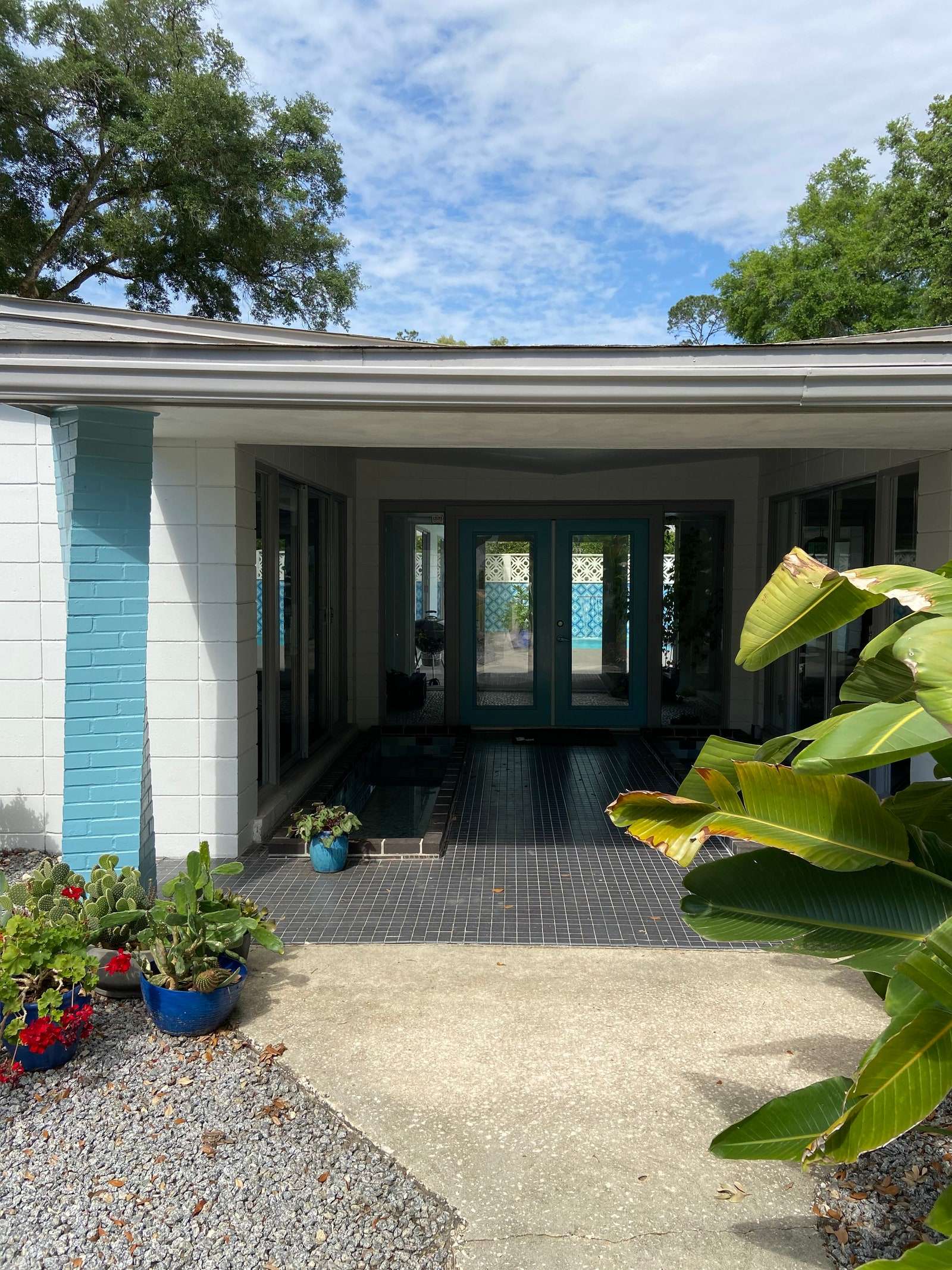 قبل المدخل السابق كان عبارة عن مساحة مظلمة لم تكن ترحيبية بشكل خاص.