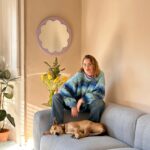 Jazmín Feige وصغارها يسترخون على الأريكة المخصصة لهم في ميلانو.