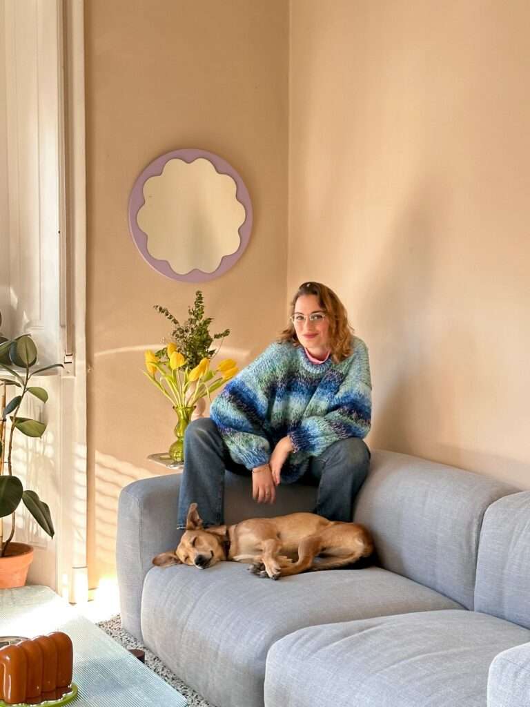 Jazmín Feige وصغارها يسترخون على الأريكة المخصصة لهم في ميلانو.