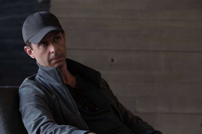 يمكن رؤية الجدار الخرساني المشكل من اللوحة خلف كيندال.