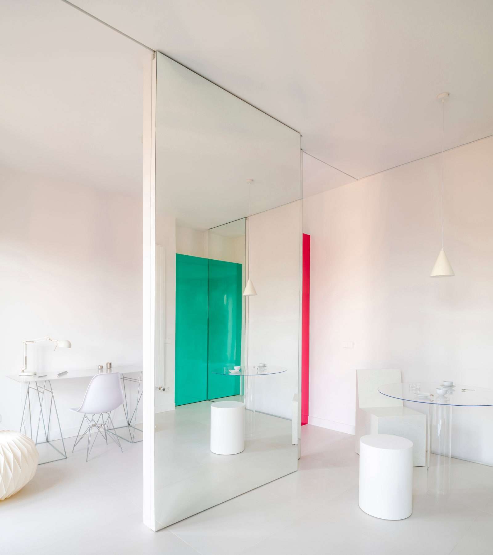 تعمل المرايا من الأرض إلى السقف على مسارات التقسيم لتوفير المرونة للمنزل.