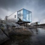 كبائن ناتئة على شاطئ صخري