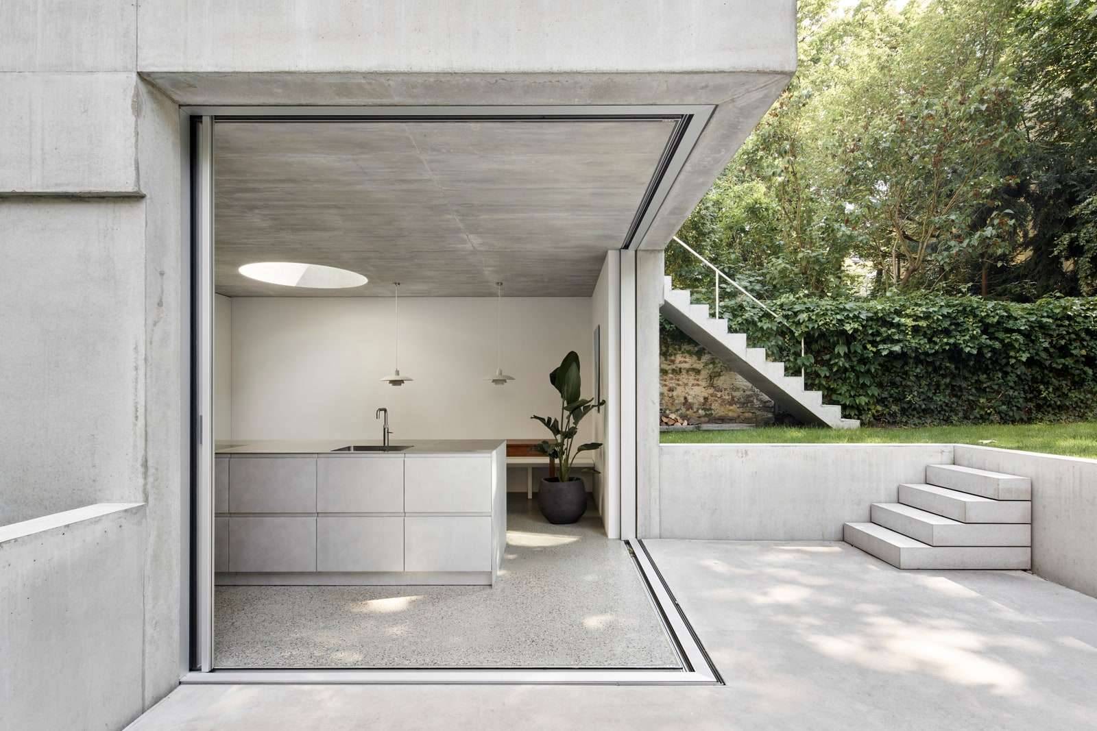 بعد ملحق الطابق السفلي الخرساني الذي يضم المطبخ يعمل كنظام دعم للمنزل.  مجموعة واحدة من...