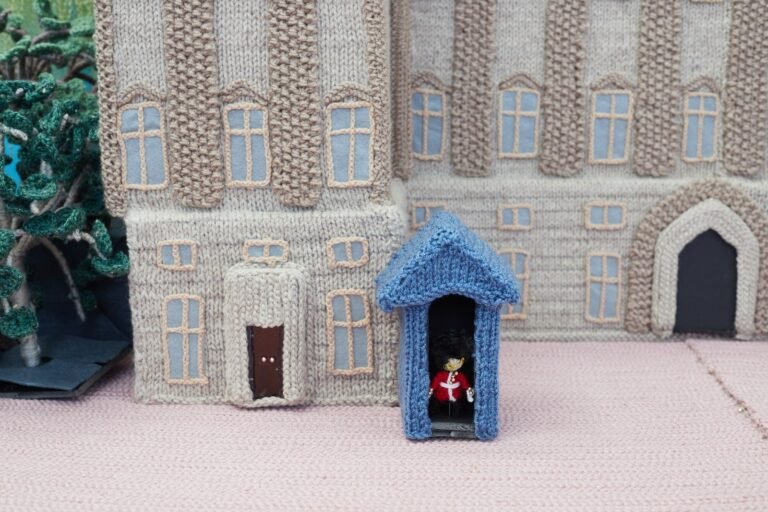 صورة مقربة لأحد حراس القصر.