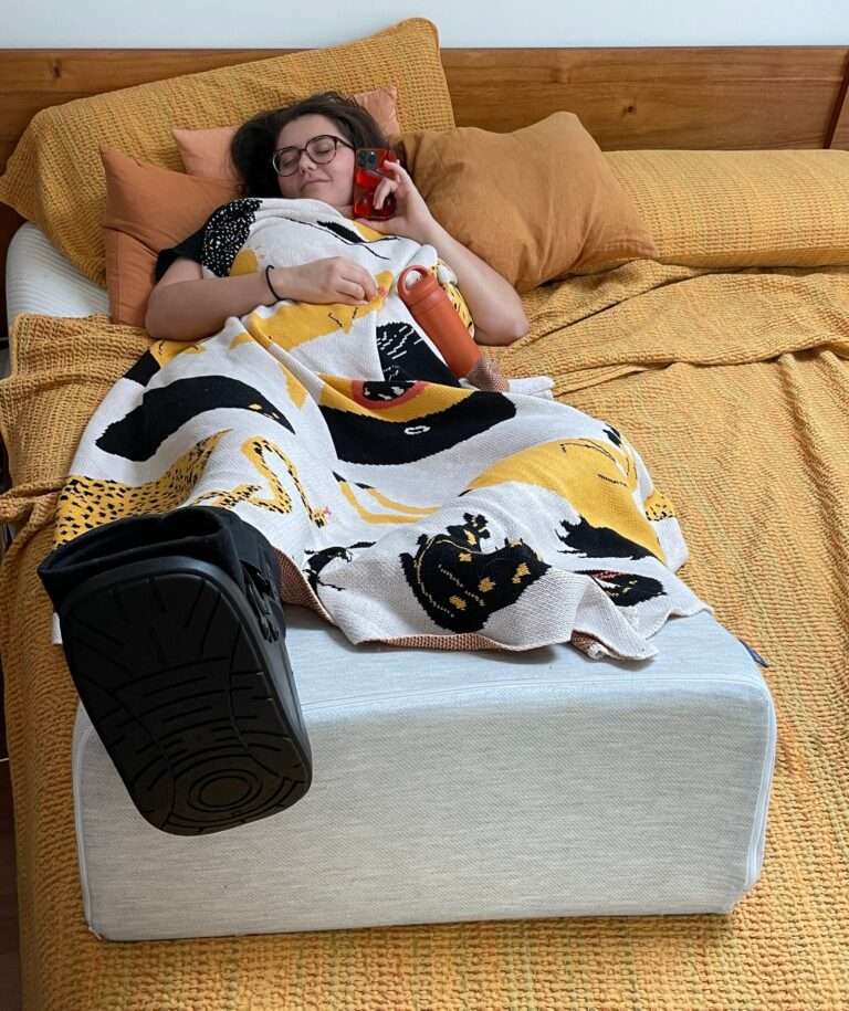 في السرير مع غطاء Morrow Soft Goods ووسادة Morrow Soft Goods التي اشتريتها تحسبًا للجراحة.