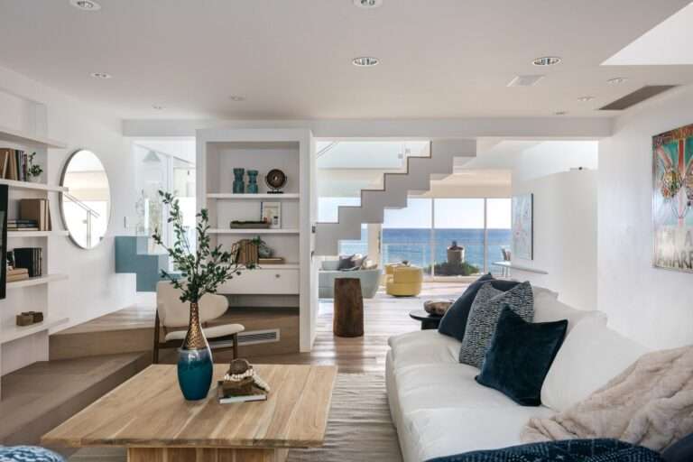 تحتوي مساحة المعيشة الرئيسية على منطقتين مختلفتين للجلوس.