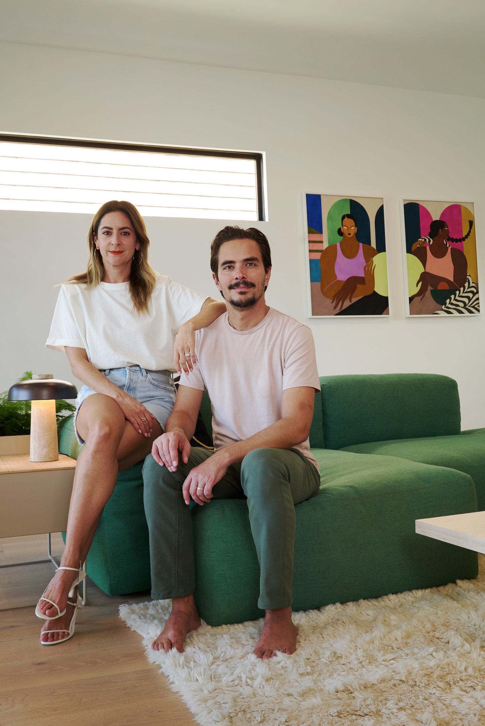 نيكول وتشارلز يبتسمان في غرفة المعيشة.