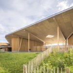 لقطة للفناء المواجه للواجهة الداخلية للمبنى ، وتعرض الكسوة الخشبية المذهلة.