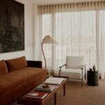 تضيف الستائر الأثيرية من Shade Store نعومة إلى غرفة المعيشة.