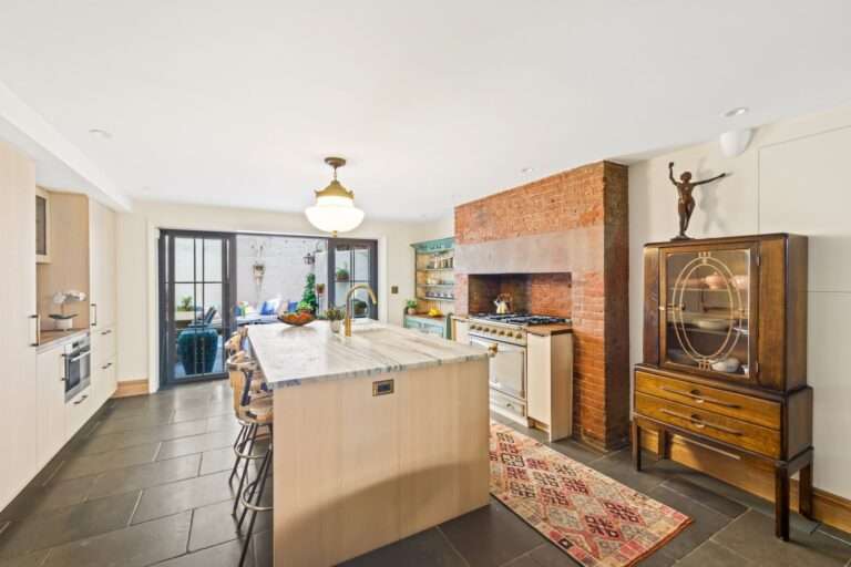 مطبخ مع جزيرة رخامية كبيرة