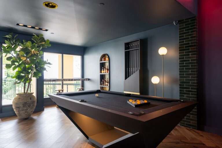 توجد طاولة بلياردو زاويّة من 11 Ravens في أحد أركان المكتب جنبًا إلى جنب مع منطقة بار أصغر وبعض الحالة المزاجية ...