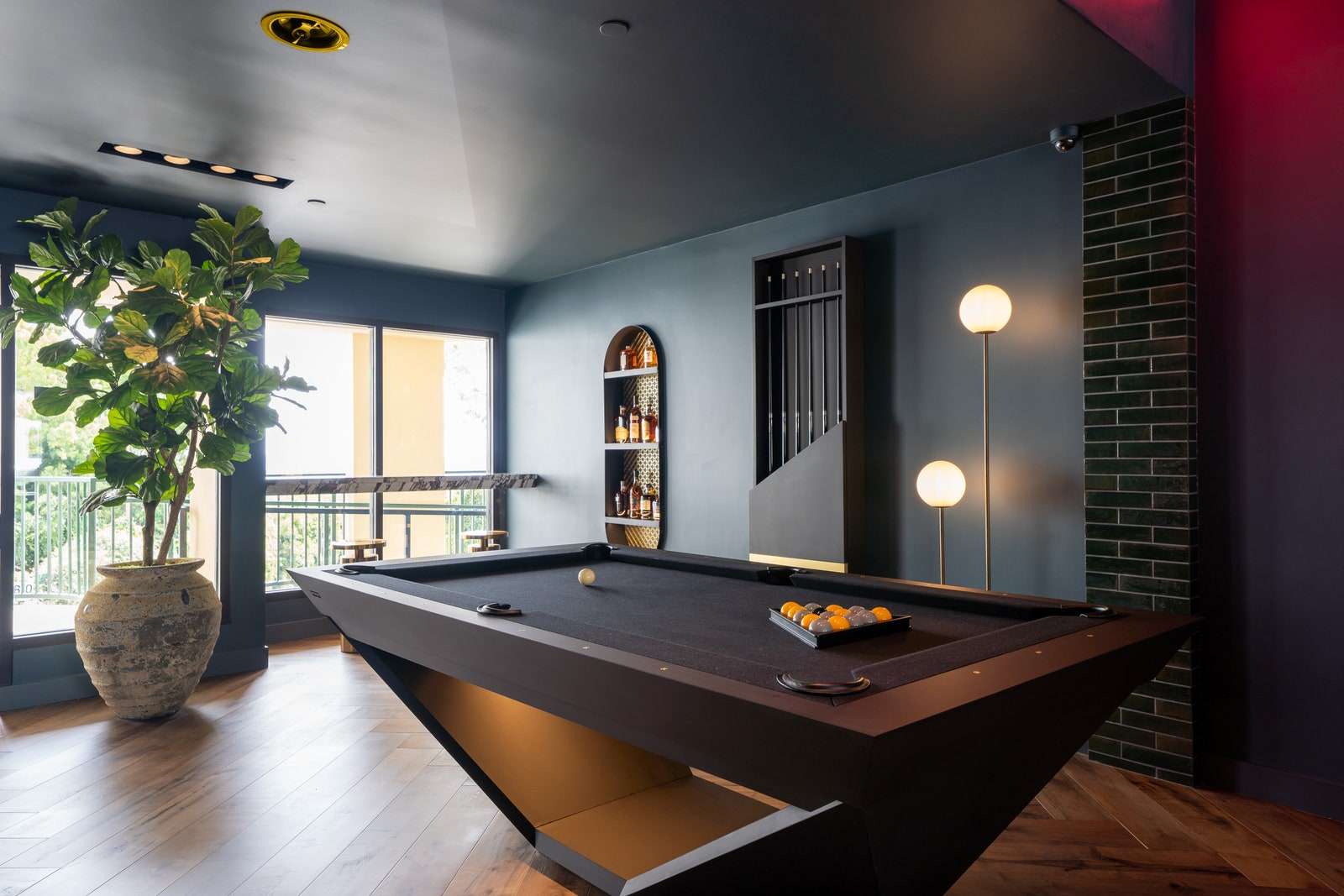 توجد طاولة بلياردو زاويّة من 11 Ravens في أحد أركان المكتب جنبًا إلى جنب مع منطقة بار أصغر وبعض الحالة المزاجية ...