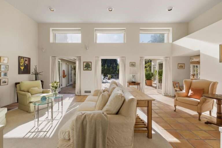 تحصل غرفة المعيشة على الكثير من الضوء الطبيعي.