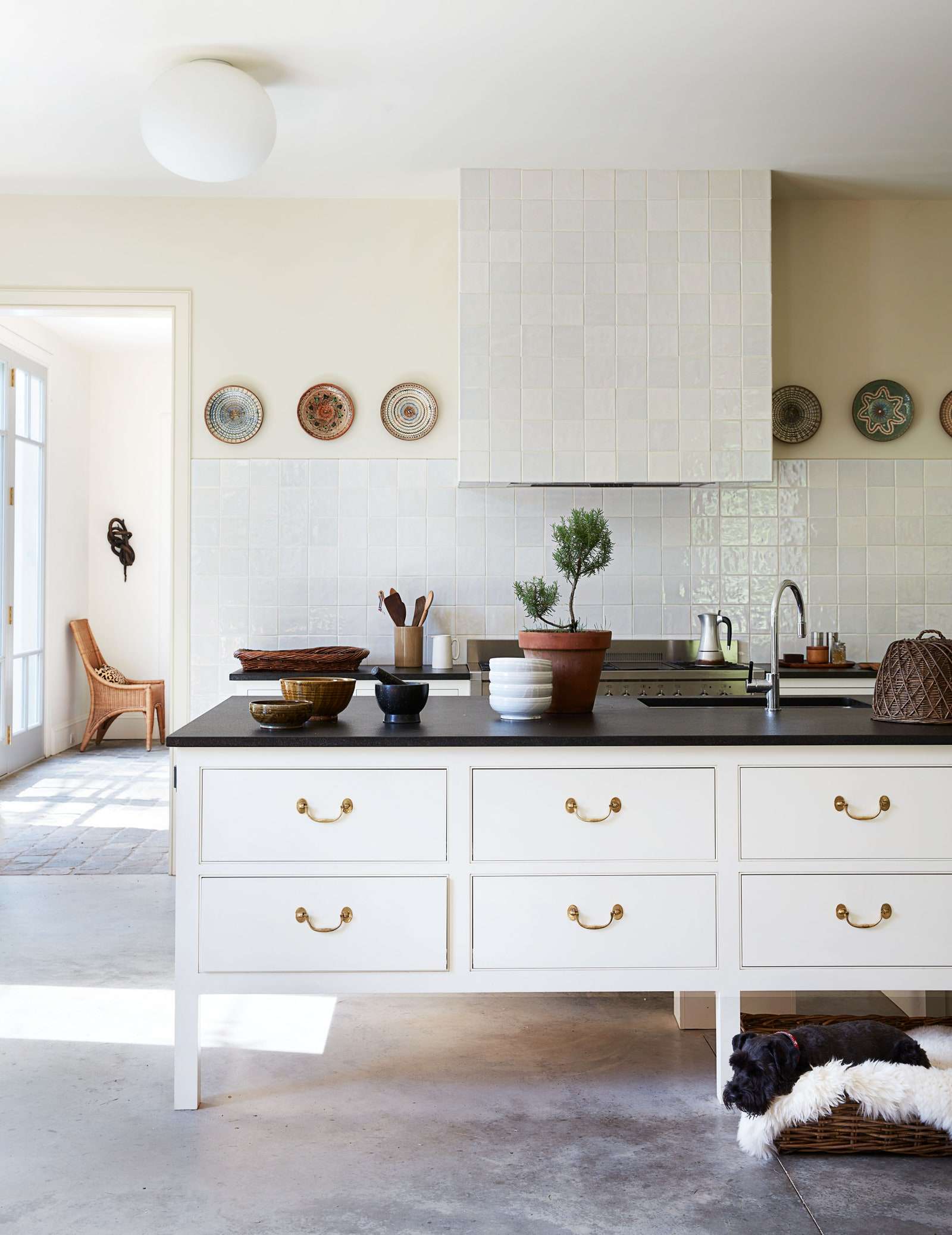 ربما تحتوي الصورة على Furniture Sideboard Interior Design Inoors and Room