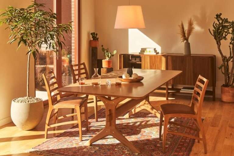 يقدم المصمم Martin Goebel أحدث علاماته الخاصة بالأثاث Kindred في High Point Market Spring 2023.