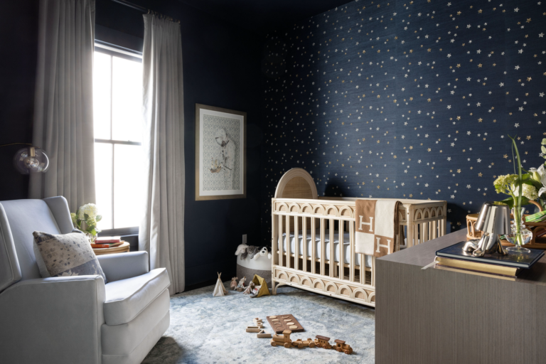 اختارت ميغان إيفانز إنتيريورز البحرية الداكنة لضمان أن تكون حضانة الأولاد هذه 