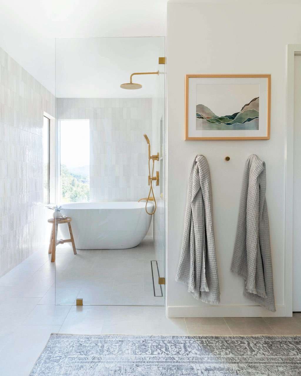 يزيد الدخول بدون حواجز من الدش إلى الحمام من الجودة الهادئة لهذا الحمام.