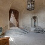 بهو حجري في المنزل