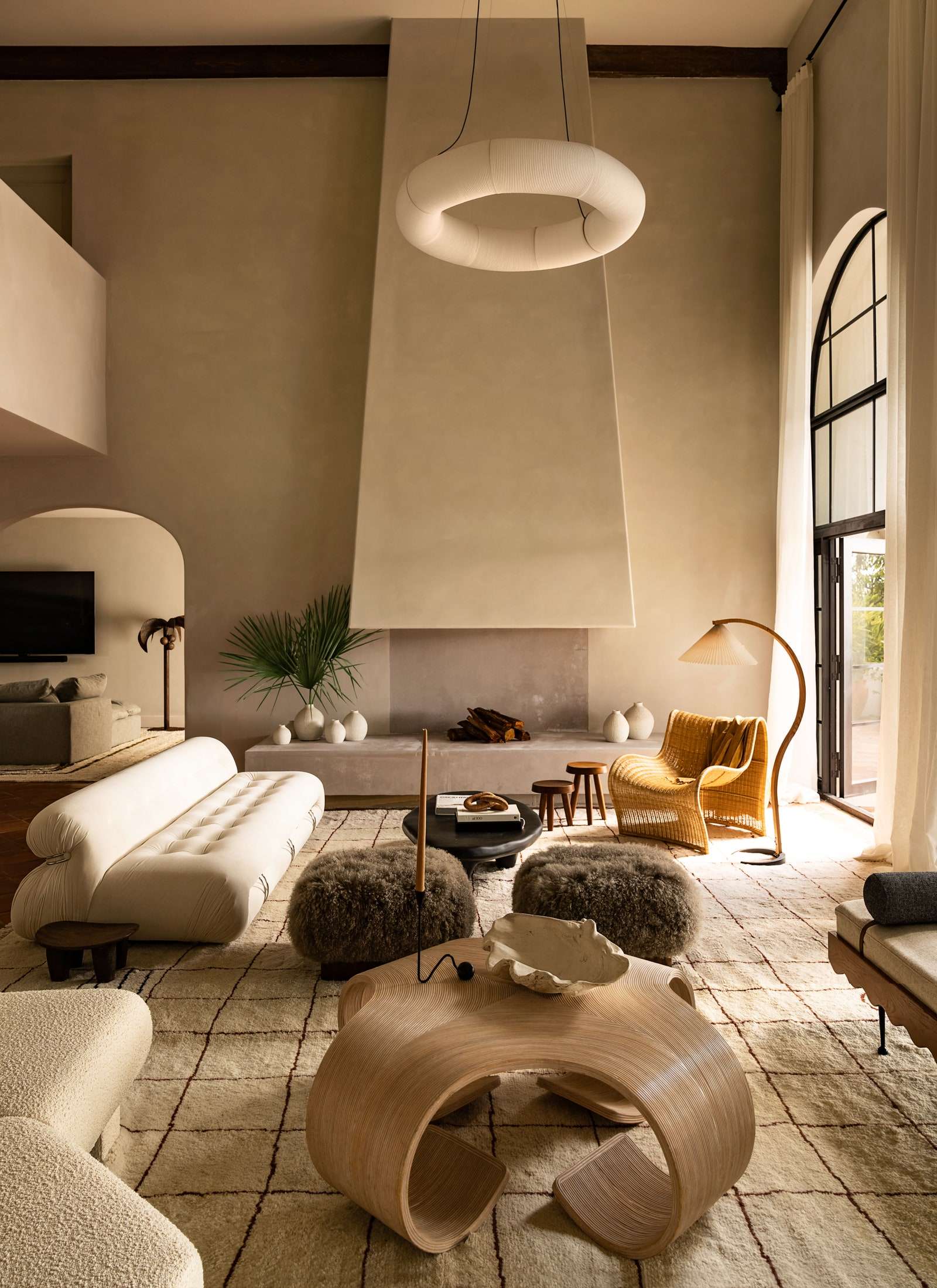 غرفة جلوس ديكور ابيض اسقف عالية