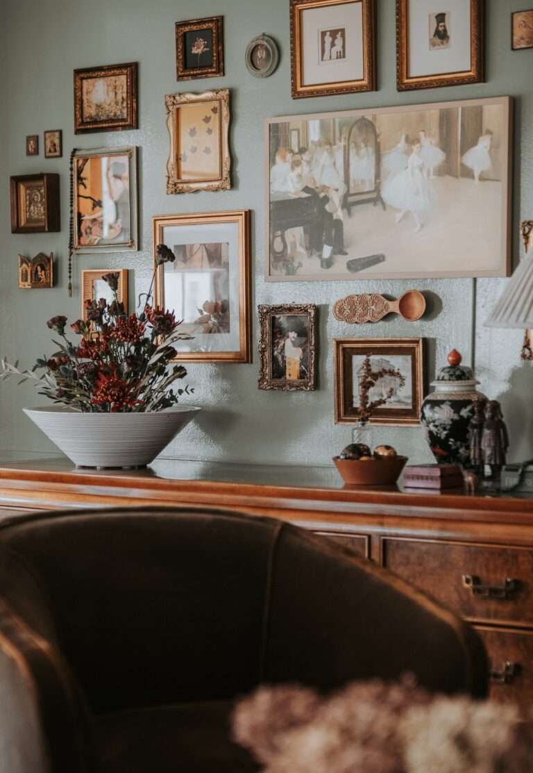 تعرض المصممة الداخلية أماندا جاكوبس في مكتبها المنزلي أنماطها المفضلة من الموروثات العائلية الفنية و ...