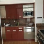 قبل الفجوة الكبيرة بين الخزانة العلوية والسقف تجعل الغرفة تبدو قصيرة وقرفصاء.