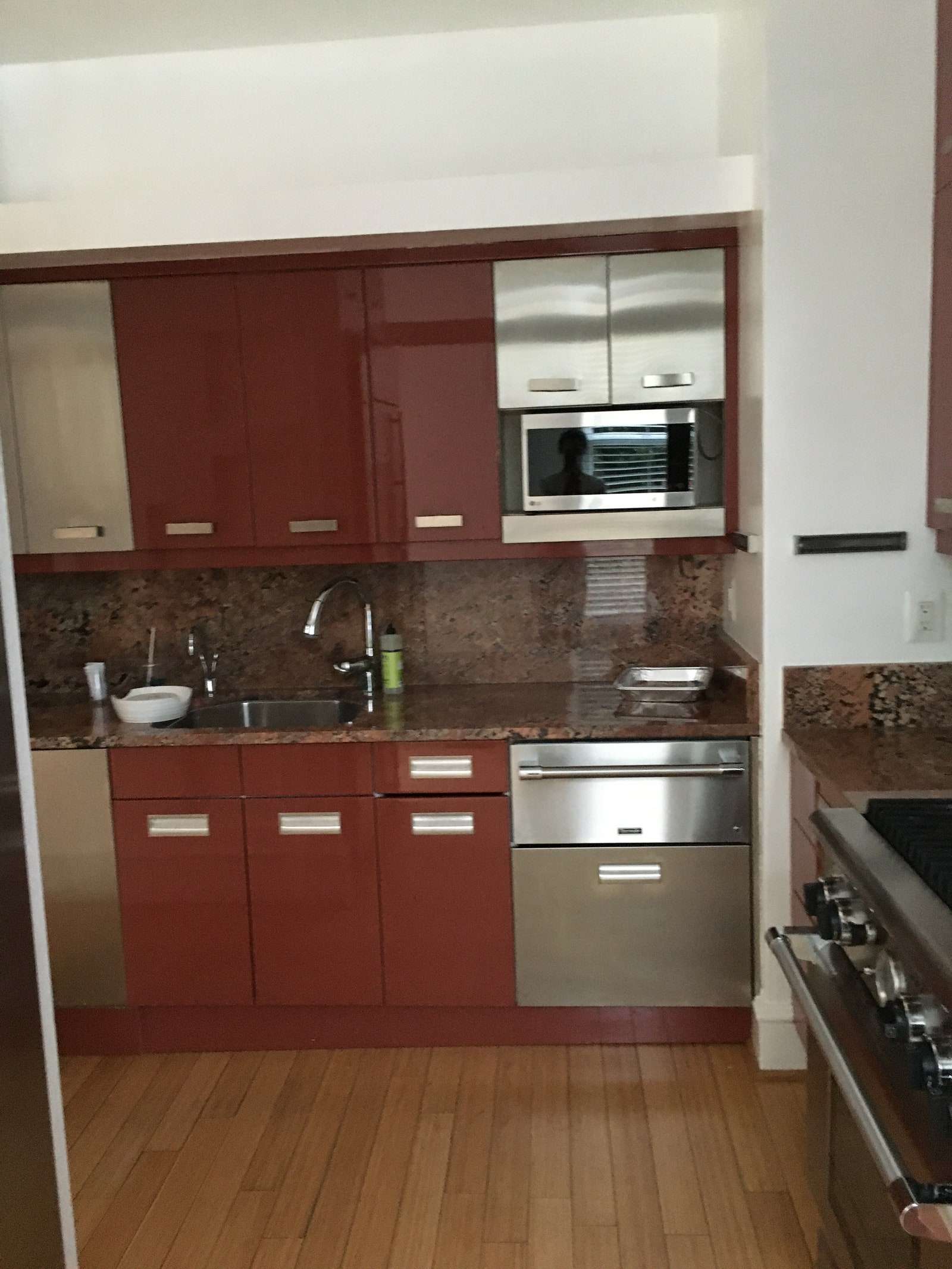 قبل الفجوة الكبيرة بين الخزانة العلوية والسقف تجعل الغرفة تبدو قصيرة وقرفصاء.